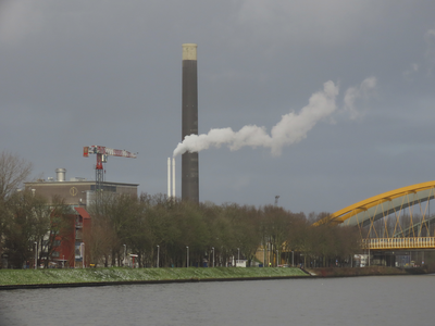 901357 Gezicht op de Eneco-centrale (Atoomweg 7-9) te Utrecht, met een rokende schoorsteen, vanaf de Johan ...